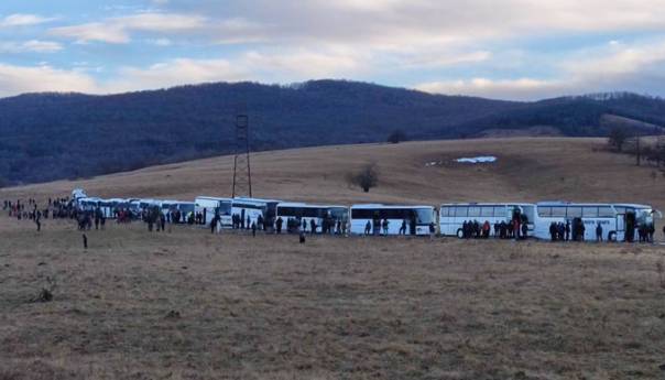Migranti iz Lipe čekaju smještaj, i dalje u autobusima