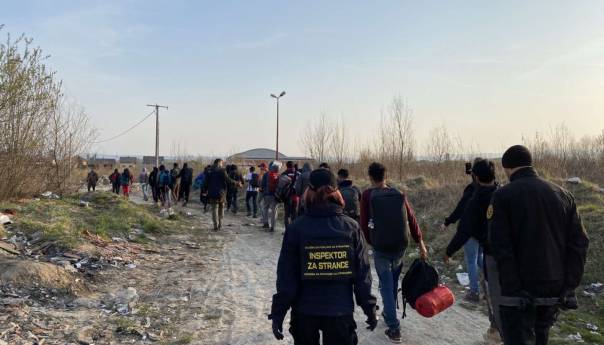 Migranti iz napuštenih objekata na području Bihaća smješteni u centar 'Lipa'