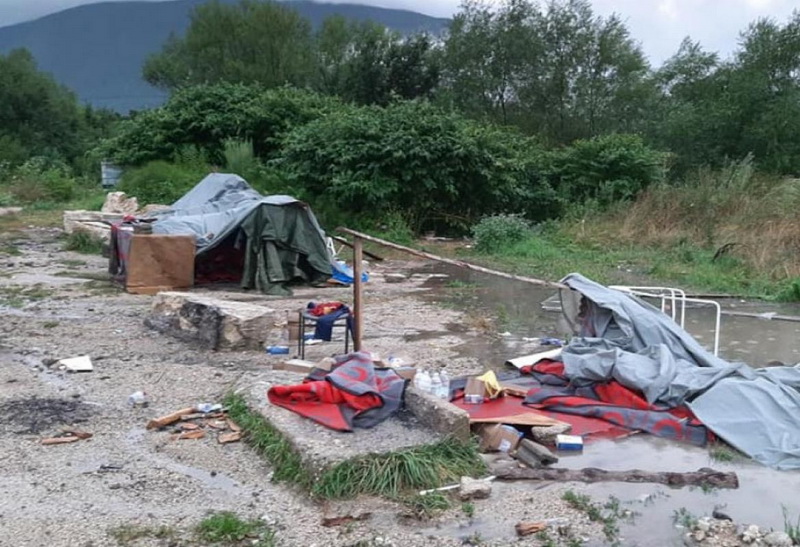 Migranti na punktu u Velečevu na "ničijoj zemlji"