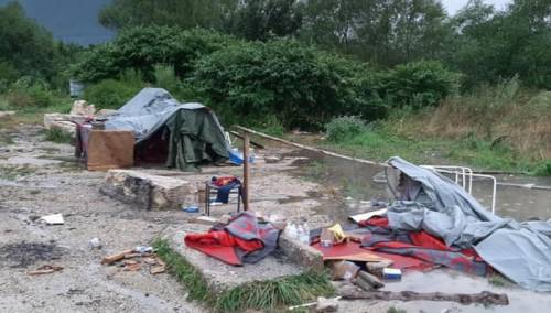 Migranti na punktu u Velečevu na "ničijoj zemlji"