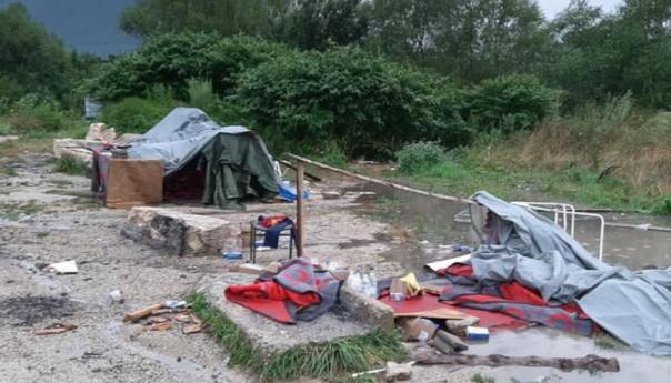 Migranti na punktu u Velečevu na "ničijoj zemlji"