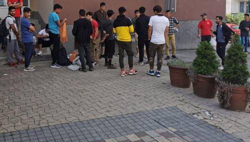 Migranti podižu šatore u USK