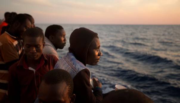 Migranti pozitivni na koronavirus zadržani na brodu u blizini Sicilije