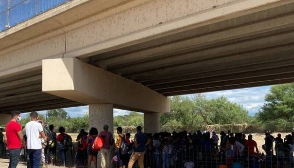 Hiljade migranata spava pod mostom u SAD-u, Amerikanci ih žele što brže vratiti kući