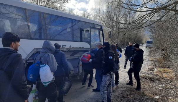 Migranti u autobusima, ali još nisu napustili 'Lipu'