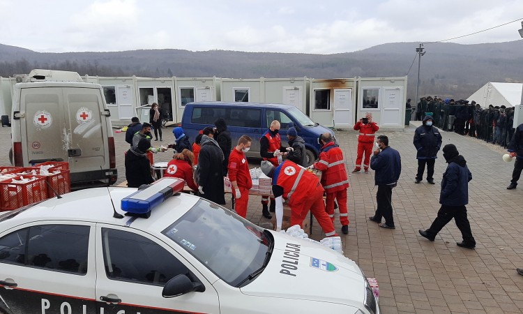 Migranti u kampu Lipa, podijeljeni im obroci