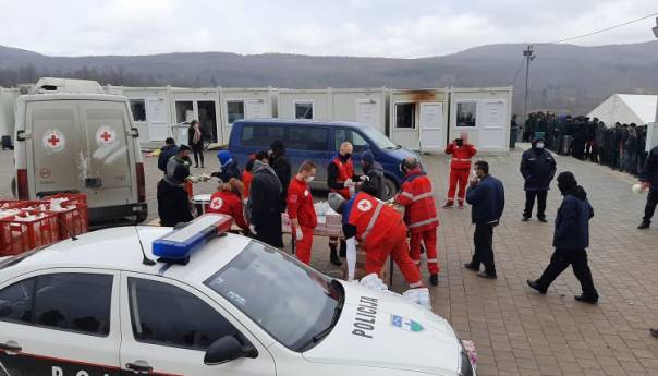 Migranti u kampu Lipa, podijeljeni im obroci