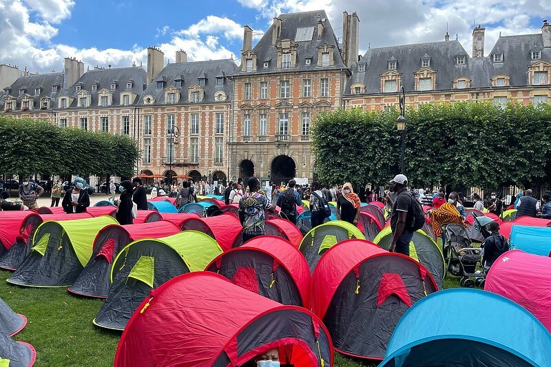 Migrantski kamp u znak protesta postavljen u otmjenom dijelu Pariza