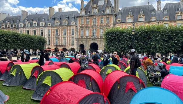 Migrantski kamp u znak protesta postavljen u otmjenom dijelu Pariza