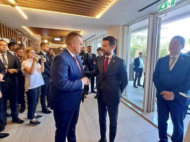 Mijatović na otvaranju konferencije u Kotoru pozvao Milatovića da posjeti BiH