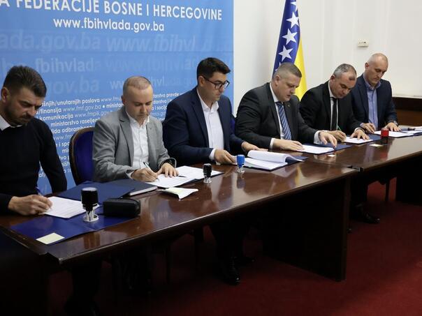 Mijatović potpisao ugovore o finansijskoj pomoći za privredne subjekte u pet opština ugroženih poplavama