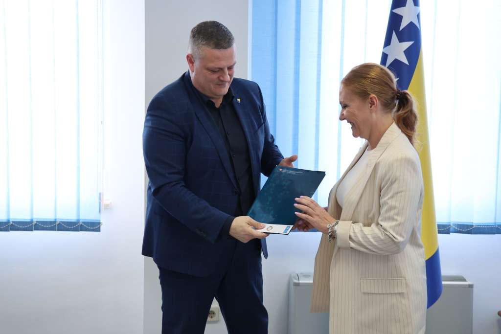 Mijatović potpisao ugovore za projekte vrijedne 4,73 miliona KM