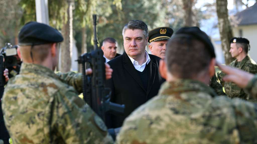 Milanović osudio agresiju na Ukrajinu i hitno se sastao s vojnim čelništvom