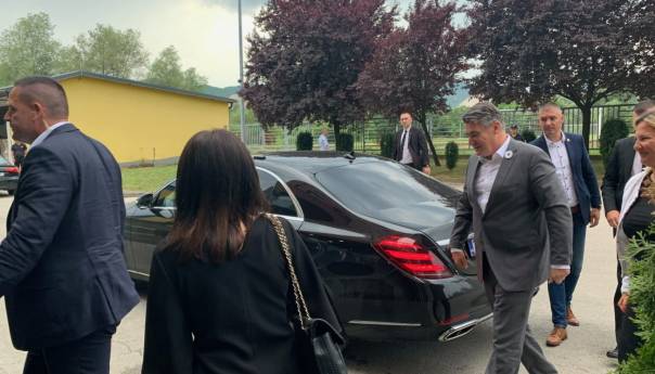 Milanović s cvijetom Srebrenice na reveru stigao u Vitez