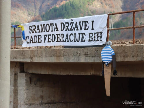 Milione za poplavljene u BiH blokirala politika