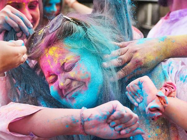 Milioni Indijaca slave festival boja, početak proljeća i pobjedu dobra nad zlom