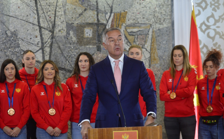 Milo Đukanović odlikovao bronzane rukometašice