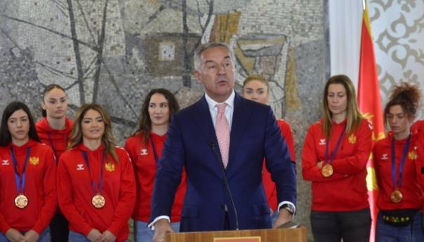 Milo Đukanović odlikovao bronzane rukometašice