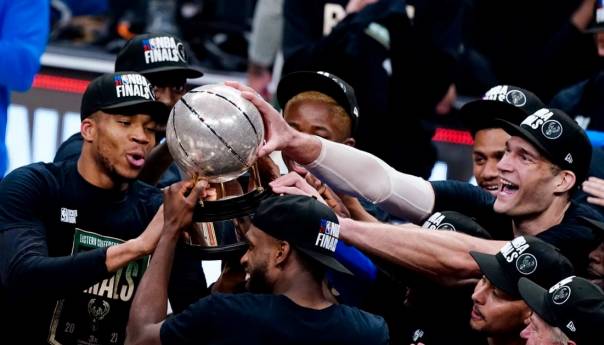 Milwaukee osvojio titulu prvaka Istoka i zakazao obračun s Phoenixom