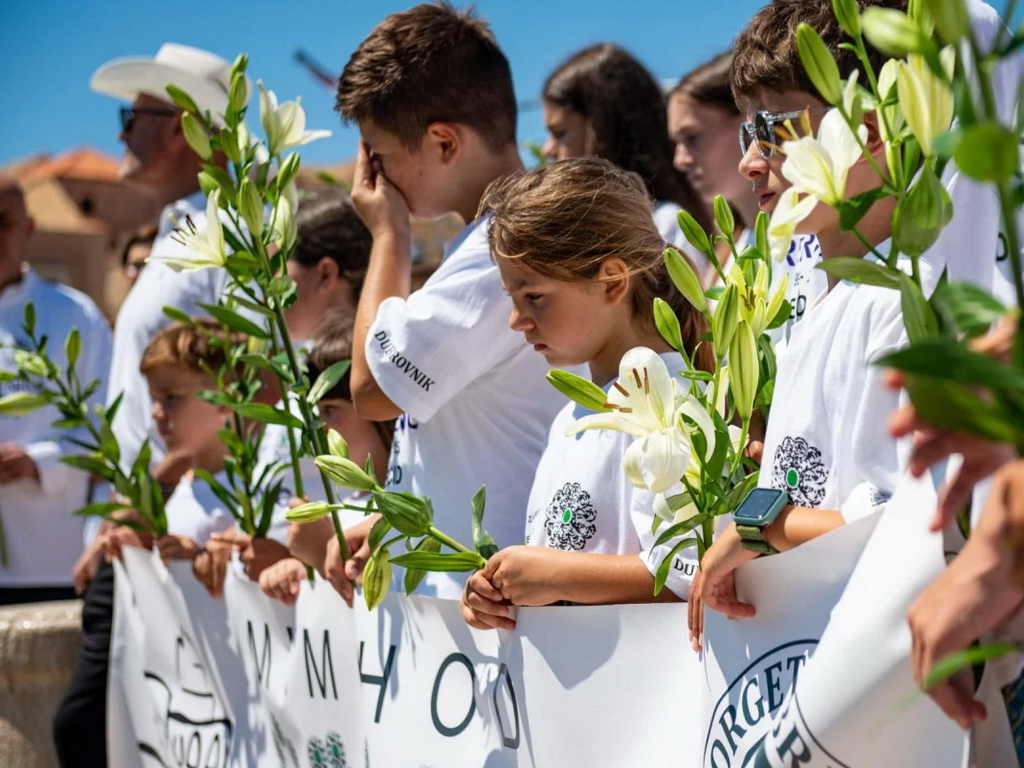 Mimohod Stradunom do Porta u čast žrtvama najvećeg genocida u novijoj historiji Evrope