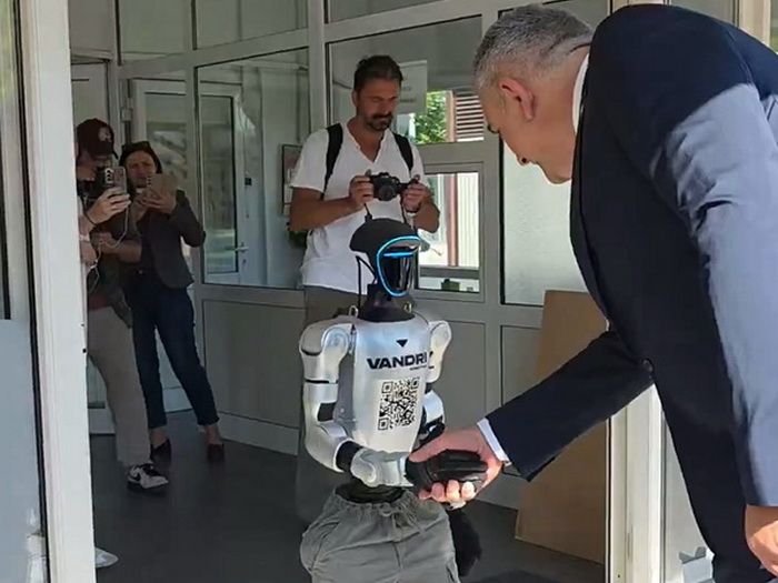 Minića u Banjaluci dočekao robot: Budućnost je stigla