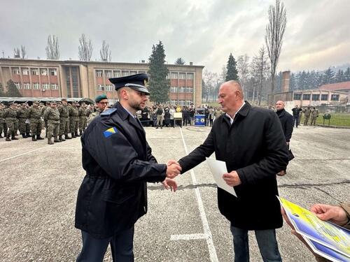 Ministar Helez na svečanosti završetka osnovne oficirske obuke u Travniku