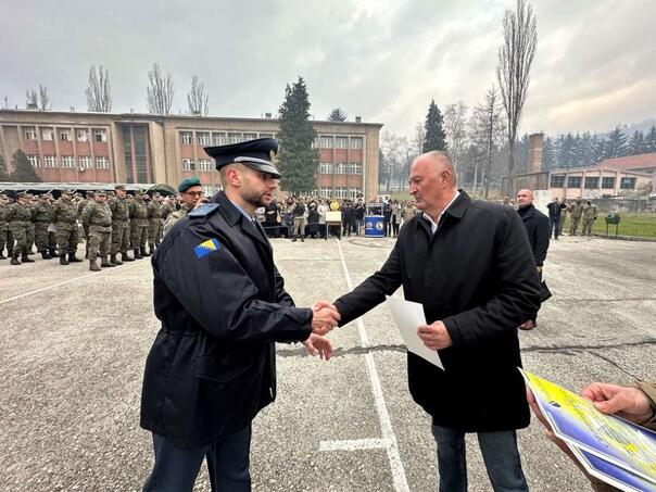 Ministar Helez na svečanosti završetka osnovne oficirske obuke u Travniku