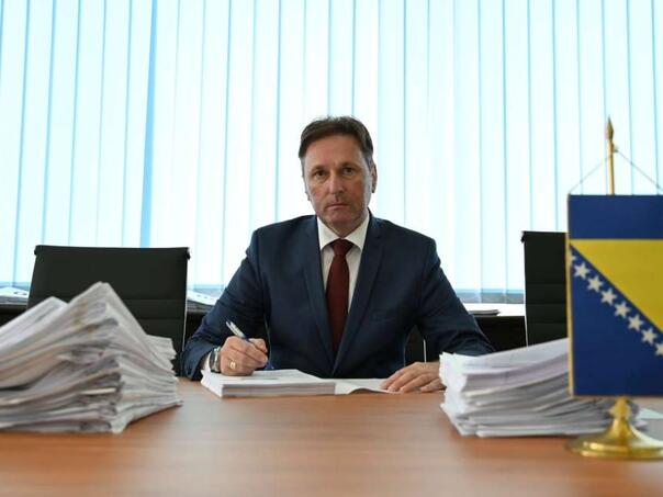 Ministar Hrnjić potpisao naloge za isplate novčanih podrški za drugi kvartal 2024. godine