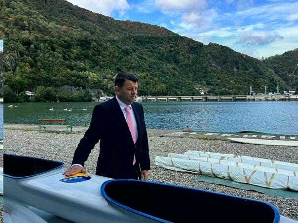 Ministar Hurtić otpakovao nove kajake na svečanoj ceremoniji Kajak-Kanu Kluba “Drina” u Diviču Ministar Hurtić otpakovao nove kajake na svečanoj ceremoniji Kajak-Kanu Kluba “Drina” u Diviču