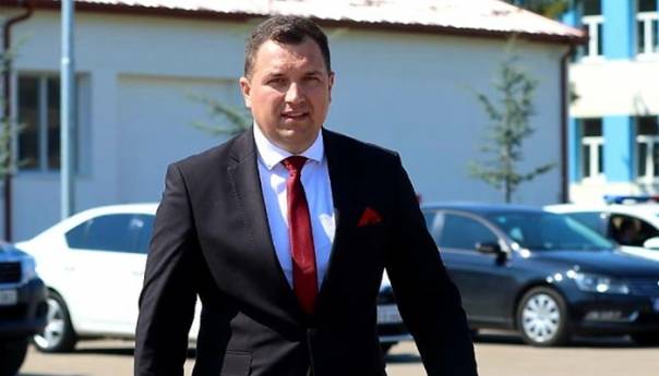 Ministar Lučić podnio ostavku