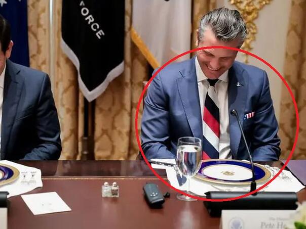 Trumpov ministar na sastanak sa Zelenskim u kravati boja Rusije