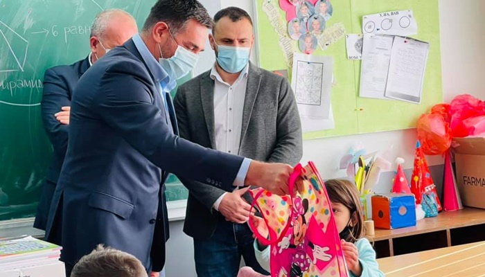Ministar Ramić sa učenicima u povratničkom mjestu Snagovo
