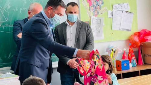 Ministar Ramić sa učenicima u povratničkom mjestu Snagovo