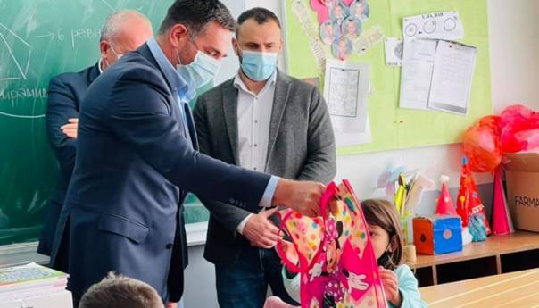 Ministar Ramić sa učenicima u povratničkom mjestu Snagovo