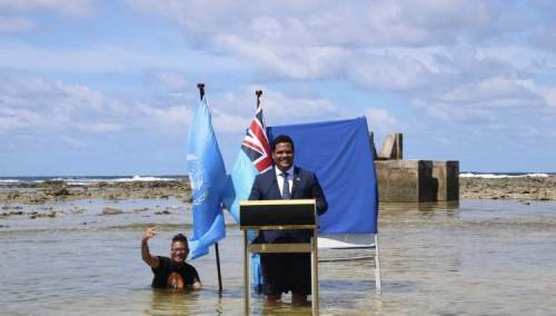 Ministar Tuvalua govori o klimi dok stoji u okeanu
