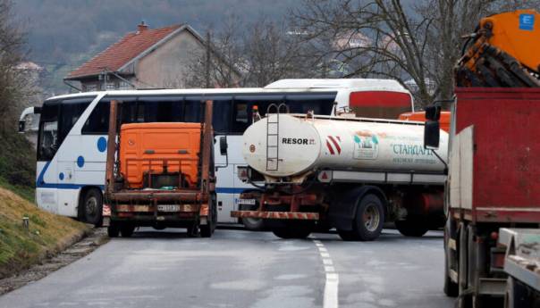 Ministar unutrašnjih poslova Kosova: Ako KFOR ne ukloni barikade, možemo sami