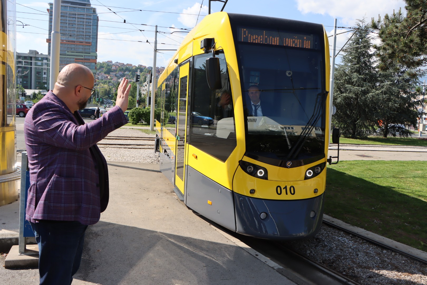 Ministarstvo saobraćaja KS za partnere organizovalo vožnju novim tramvajem