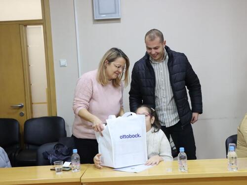 Ministarstvo zdravstva KS uručilo 19 neuromodulacijskih odijela osobama s neuromišićnim oboljenjima