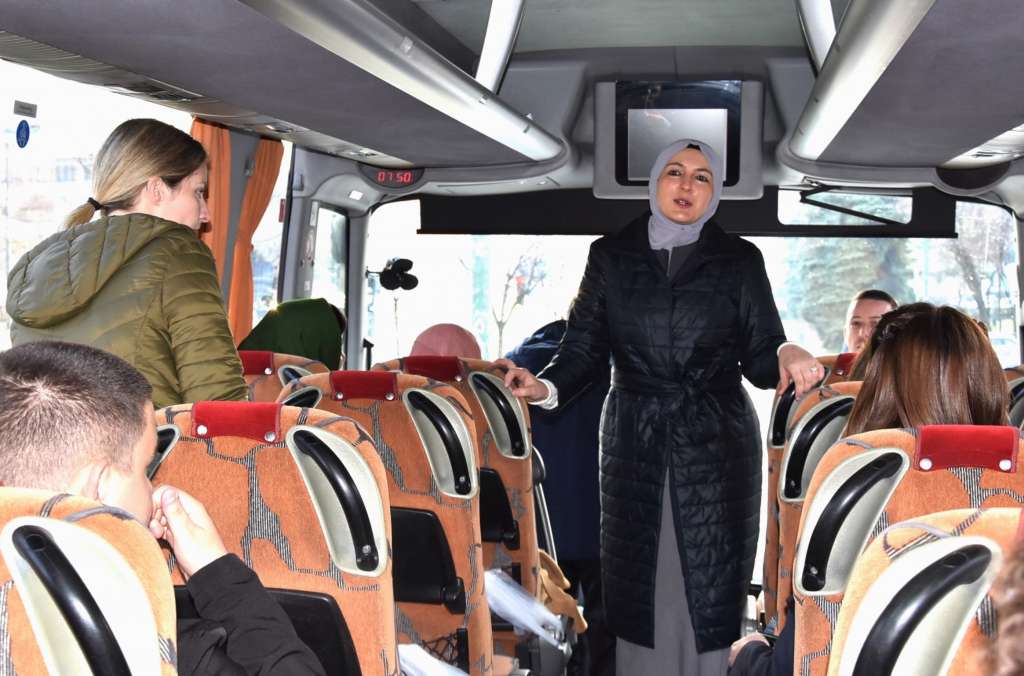 Ministrica Hota-Muminović ispratila đake u Srebrenicu: Učite istinu o genocidu
