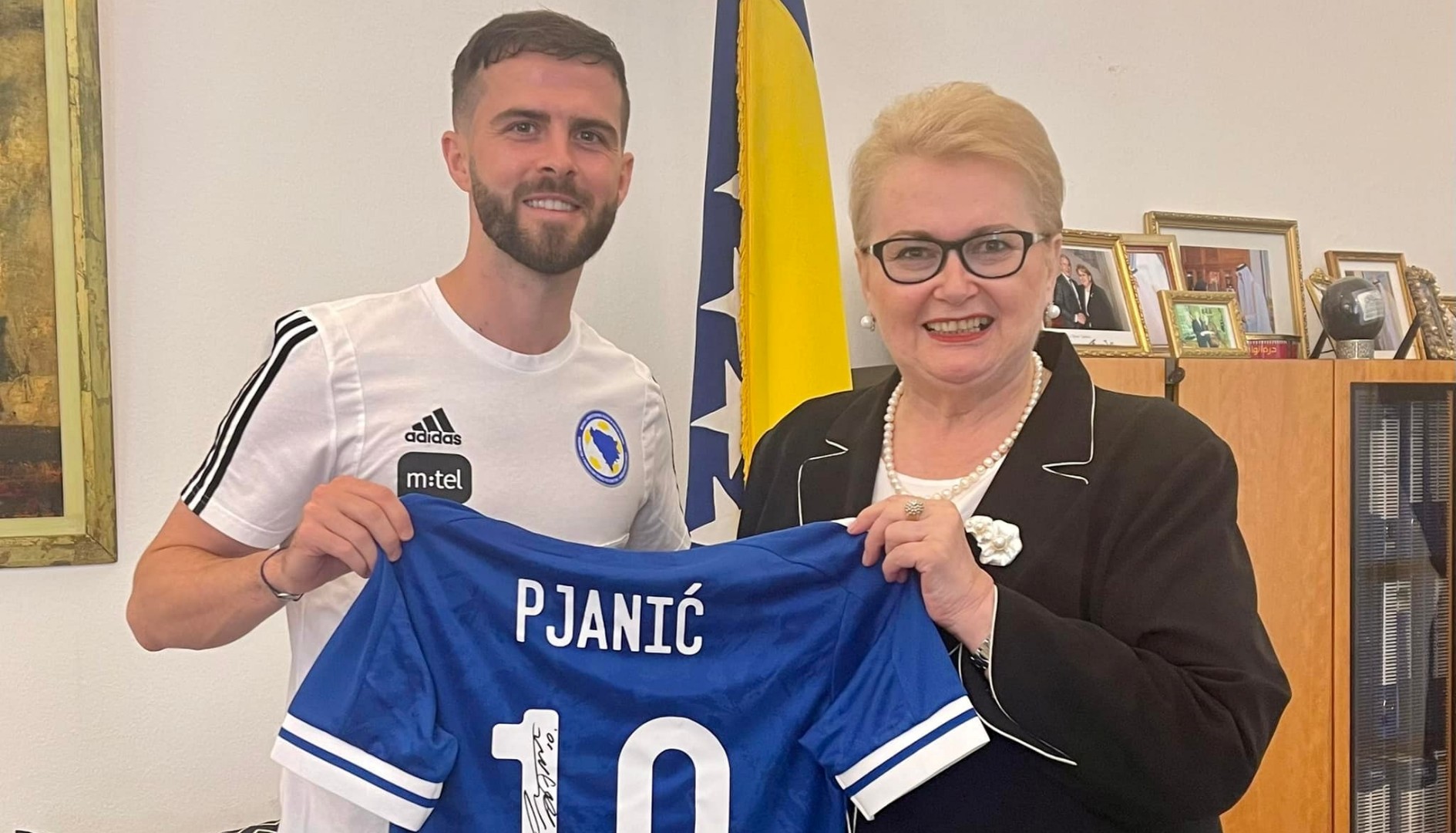 Ministrica Turković uručila diplomatski pasoš Miralemu Pjaniću