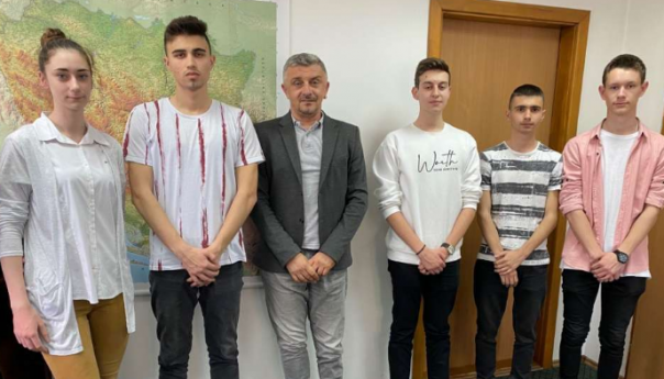 Ministru Blagojeviću prezentovan učenički projekt o opasnostima od mina