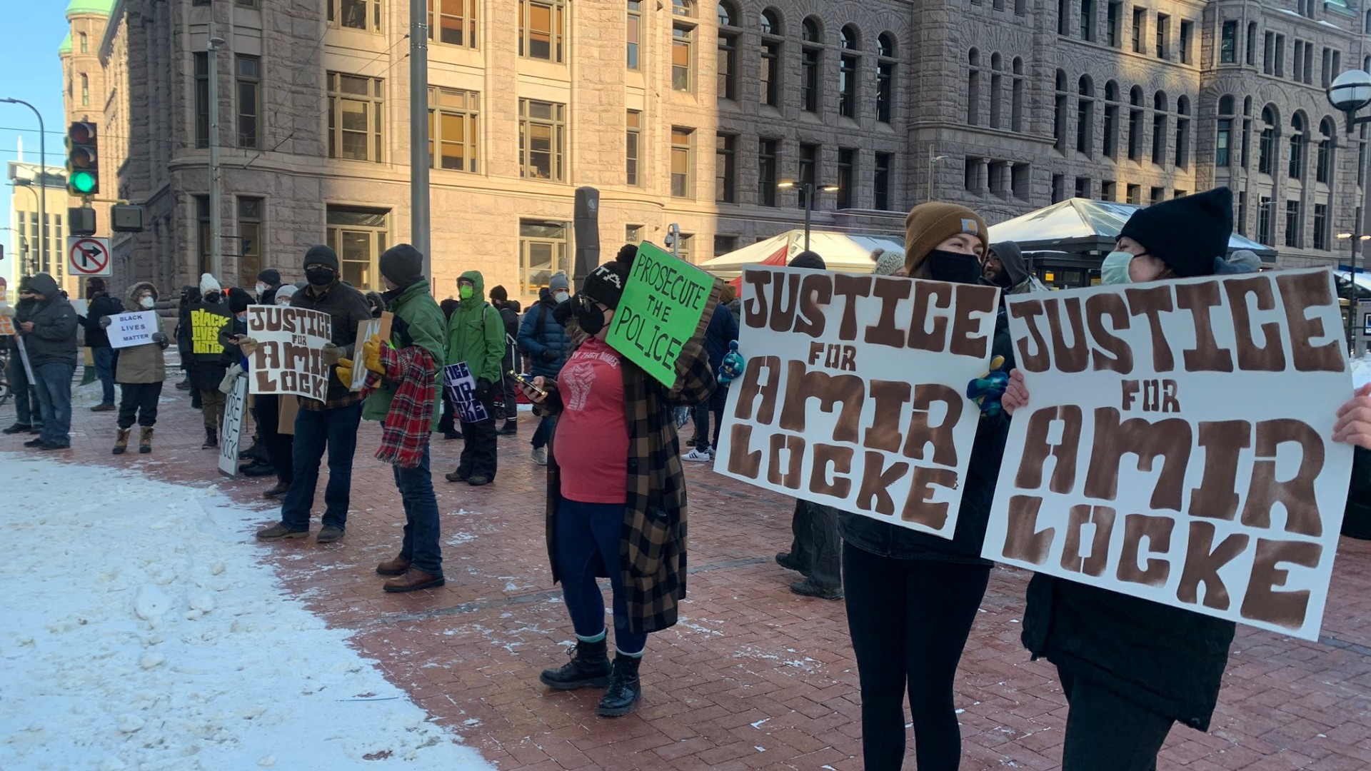 Minneapolis: Stotine na protestima zbog ubistva Amira Lockea