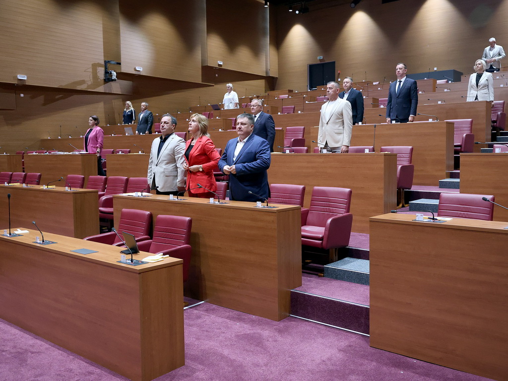 Minutom šutnje Hrvatski sabor odao počast žrtvama genocida u Srebrenici