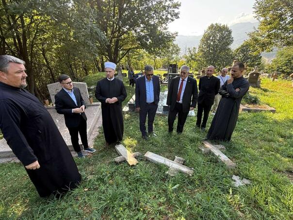 Mioković posjetio oštećeno pravoslavno groblju u Pečuju: Skandalozan i sramotan vandalski čin