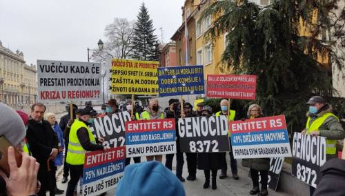 Mirni protesti građana ispred Ambasade Srbije u Sarajevu