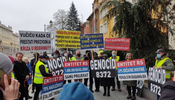 Mirni protesti građana ispred Ambasade Srbije u Sarajevu