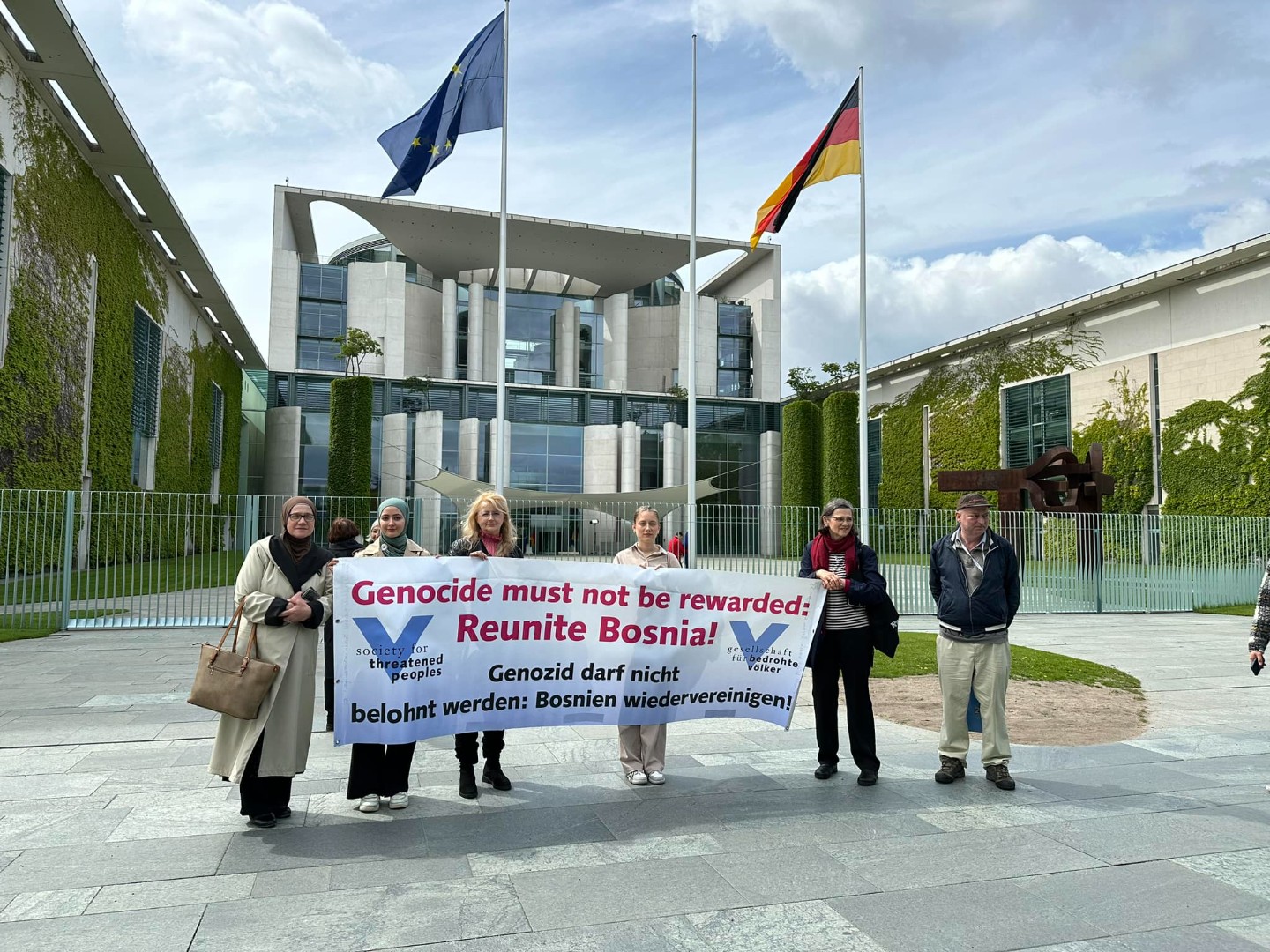 Mirni protesti ispred ureda Scholza: 'Podržite Schmidta, smijenite Dodika'