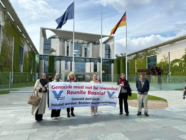 Mirni protesti ispred ureda Scholza: 'Podržite Schmidta, smijenite Dodika'