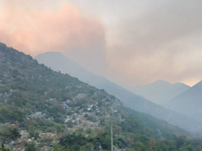 Mirnije jutro na požarištima kod Trebinja, očekuje se dolazak helikoptera