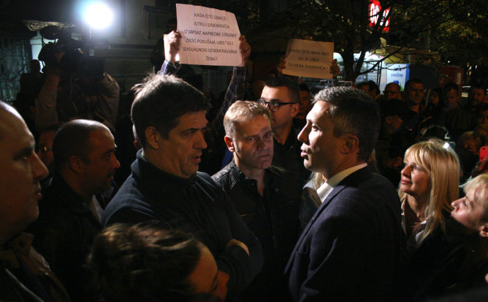 Mirno ispred RTS-a, provokatori se razišli